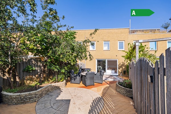 Instapklare tussenwoning met vier slaapkamers, achtertuin en groot dakterras